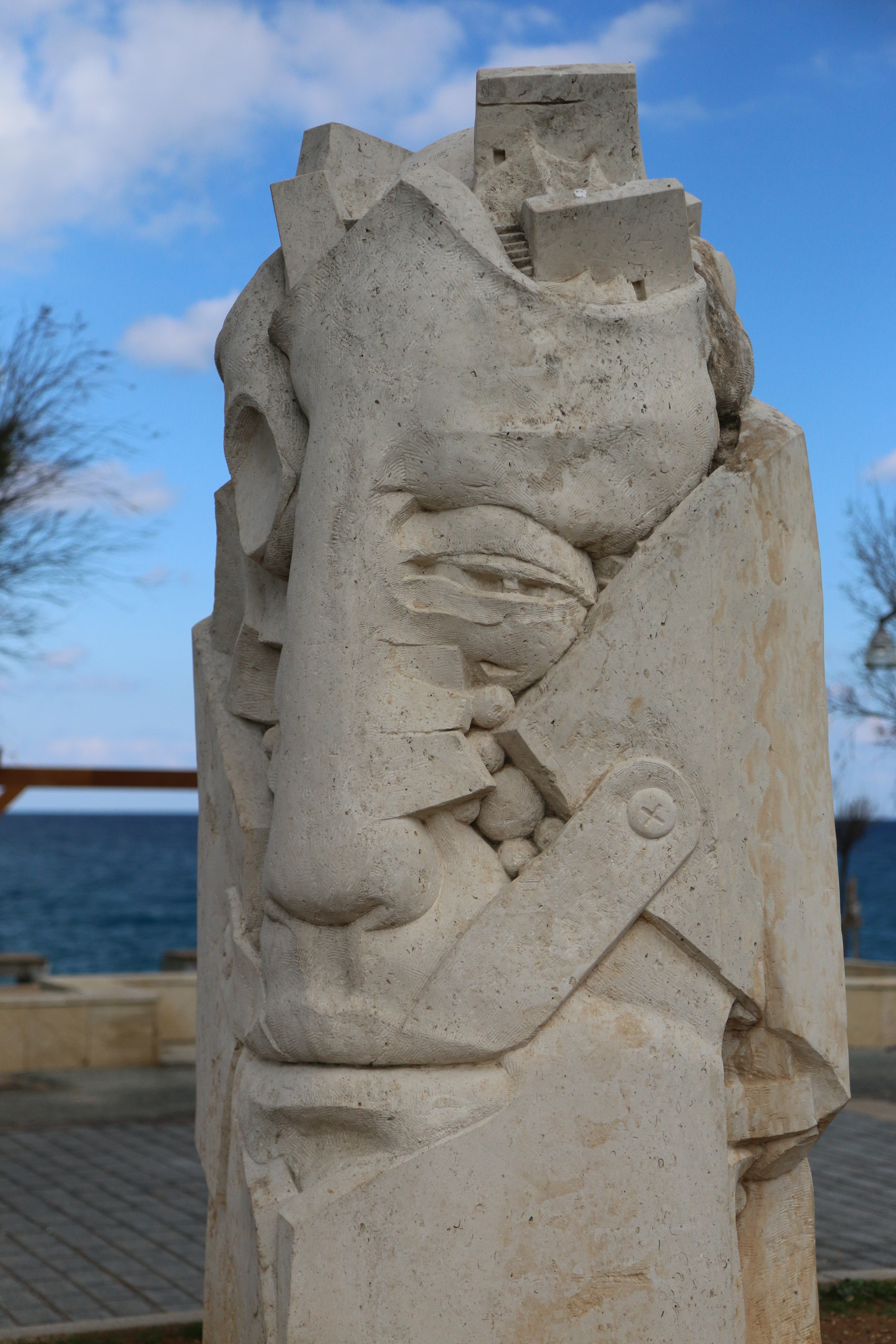 Στην πέτρα της υπομονής προσμένουμε το θάμα