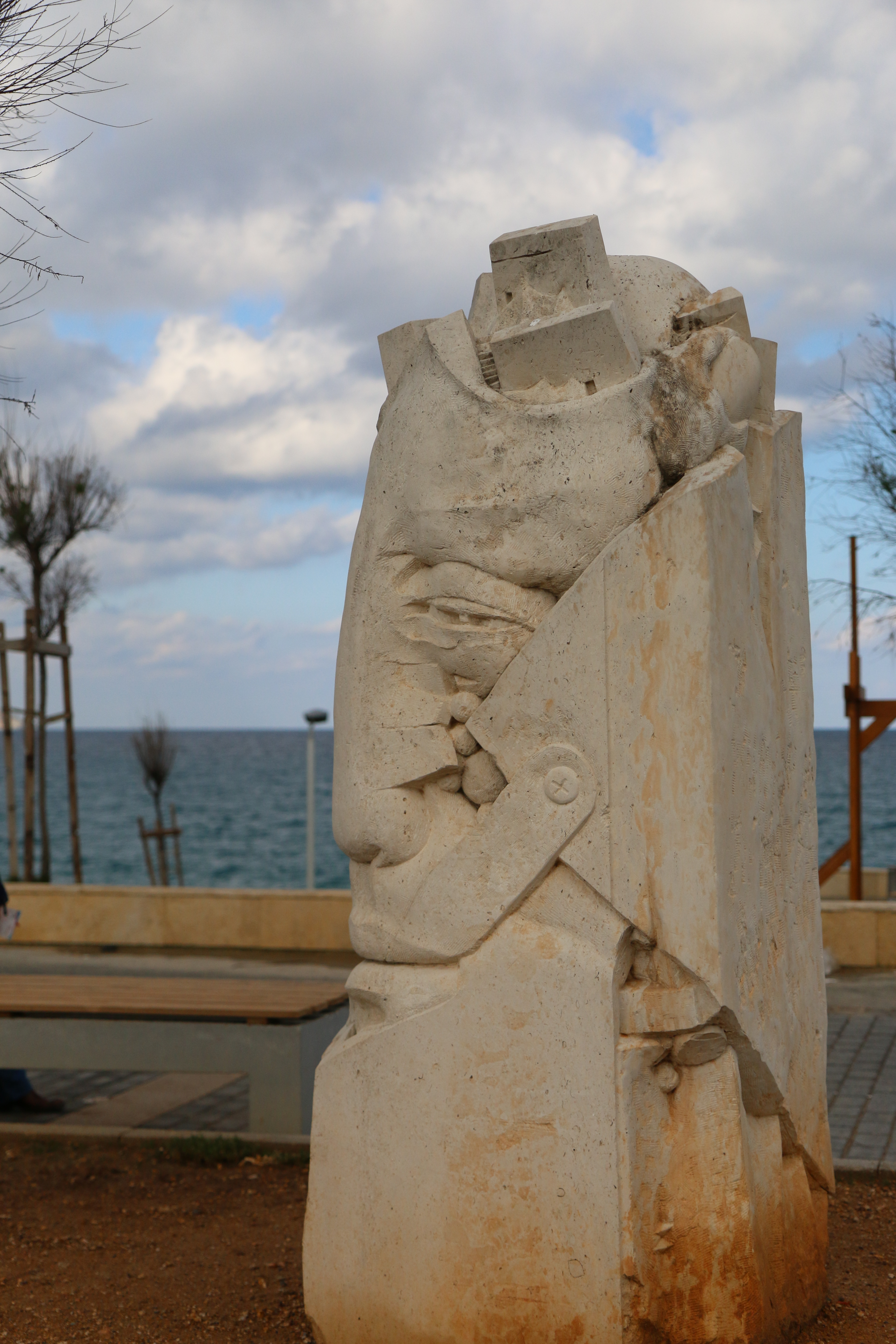 Στην πέτρα της υπομονής προσμένουμε το θάμα