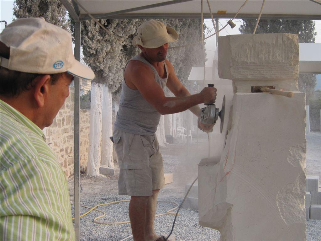 ΝΙΚΟΛΑΚΑΚΗΣ ΜΕ ΤΟ ΒΟΗΘΟ ΤΟΥ ΕΡΓΑΣΙΕΣ